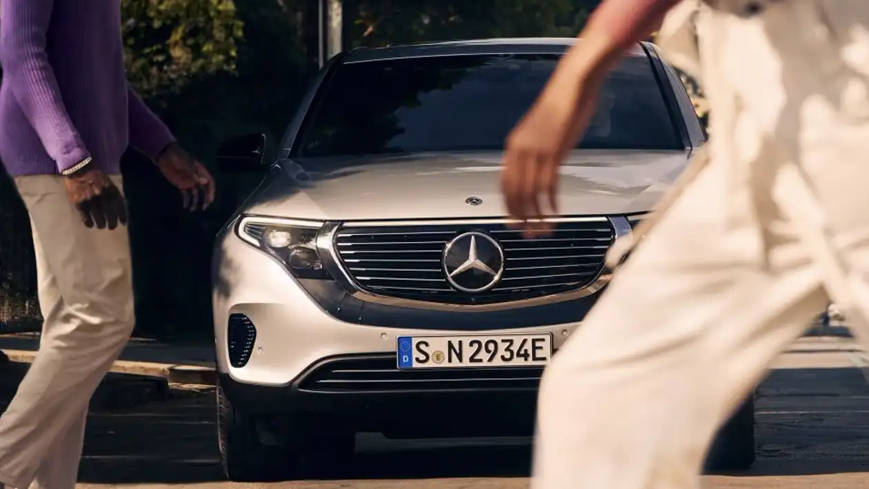 Mercedes Benz Chevalley | EQC SUV vue avant personnages 