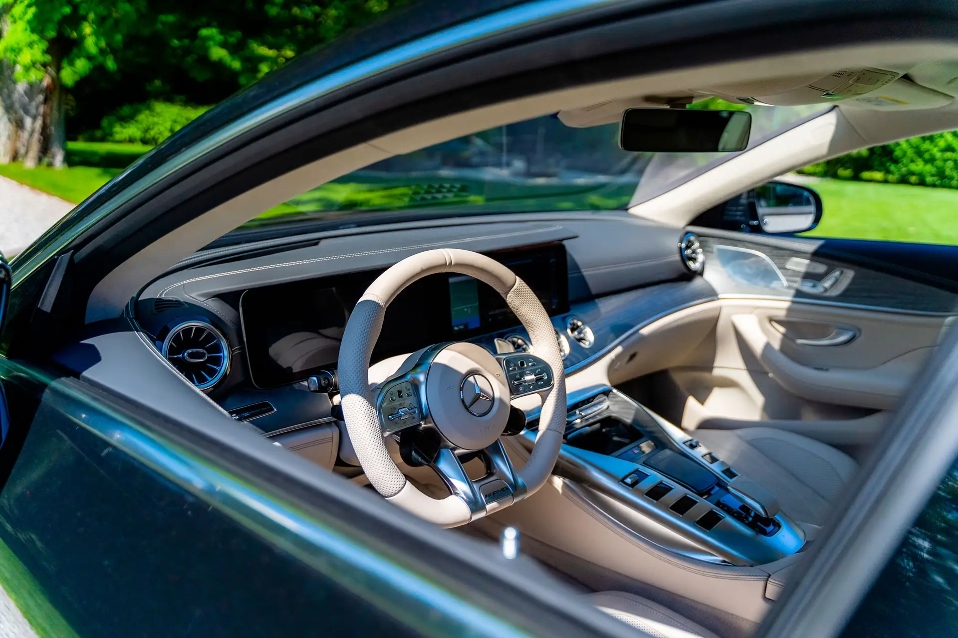 Intérieur d'une Mercedes au Lakeside Summer Day 2020