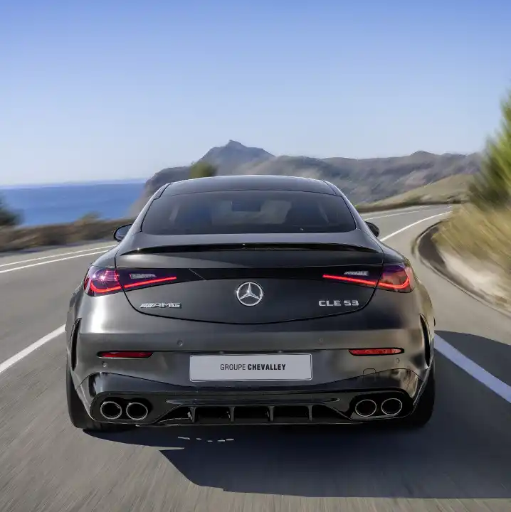 vue arrière et échappements de la Mercedes AMG CLE 53 Coupé sur route