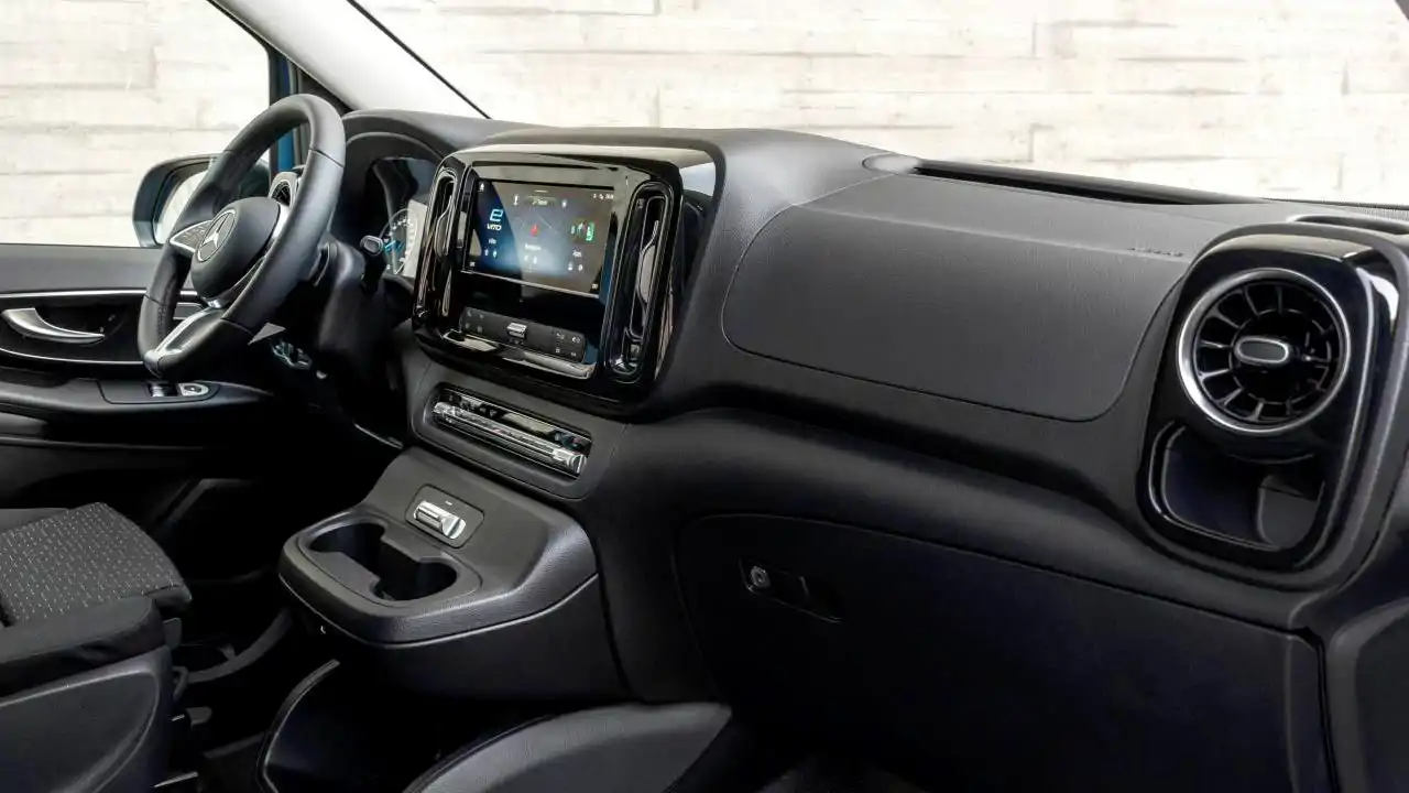 vue intérieur du Mercedes utilitaire eVito Fourgon électrique à Genève