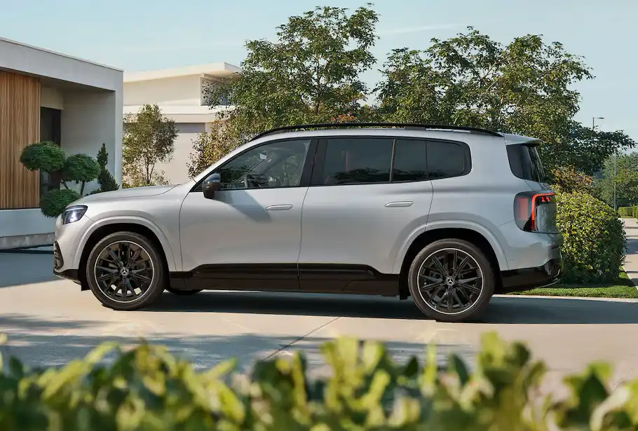 Vue de côté de la GLB 250+  électrique argent hight-tech